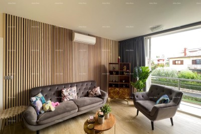 Prodaje se  dvoetažni stan, Medulin. Lokacija odlična,  idealno za obitelji sa malom djecom. U neposrednoj blizini hotela Arkus, igralište za djecu. Riva, šetnica.