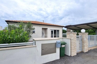 Poreč - prizemnica s bazenom, 2 km od mora