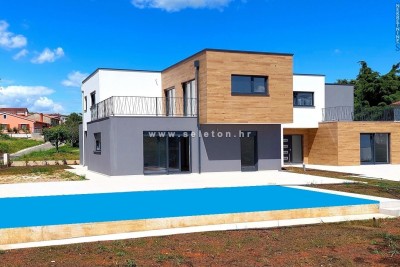 Nuova e moderna casa bifamiliare con piscina nelle vicinanze di Poreč-Parenzo