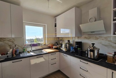 Reihenhaus aus Stein mit Blick auf das Meer, in der Nähe von Poreč