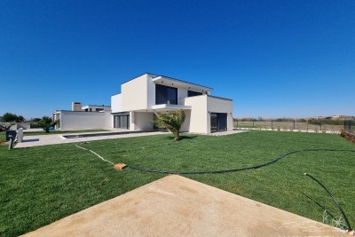 Moderna vila s velikim bazenom u okolici Brtonigle