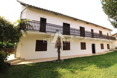 Hiša dvojček z vrtom v bližini Vrsara