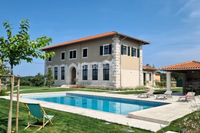 Eine einzigartige, elegante und luxuriöse Villa, die aus einer alten Schule in der Nähe von Poreč umgebaut wurde