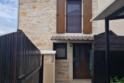 Prodaja, Tar – dvije kuće s tri odvojena stana, 3 km od mora