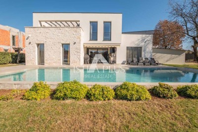 Villa mit moderner Architektur und Design – 1500 m vom Meer entfernt