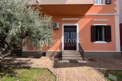 Umag, atraktivan stan u prizemlju s vrtom 100 metara od mora