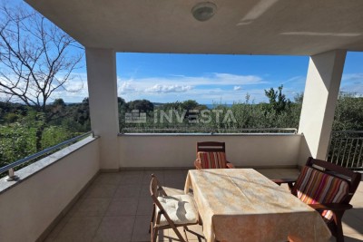 Erdgeschosswohnung in einem kleineren Gebäude, Meerblick, 1 km vom Strand entfernt