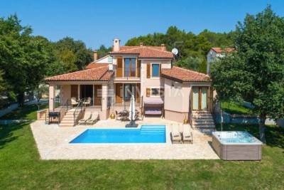Poreč area, traditional villa with swimming pool and beautiful garden