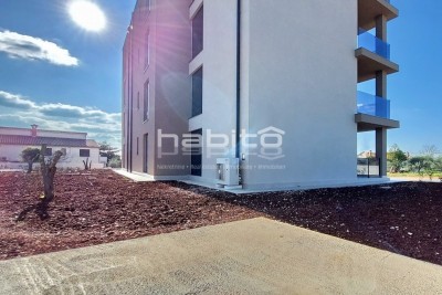 Poreč okolica - Novi stan u prizemlju s vrtom, 2 spavaće sobe, LIFT, 2 parkinga - u izgradnji
