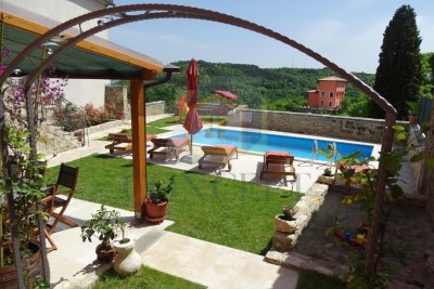 Motovun, okolica, Prekrasta autohtona vila s bazenom i divnim pogledom, 28 km od mora