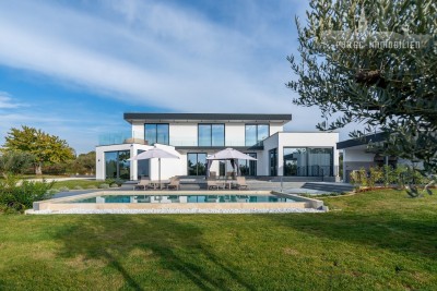 Exklusive Villa moderner Architektur mit Blick auf das Meer und die Natur